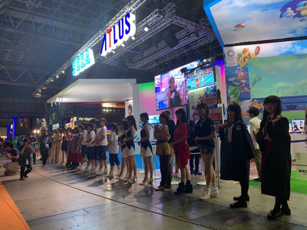 TGS：美丽小姐姐来了！世嘉展台Coser集体合照